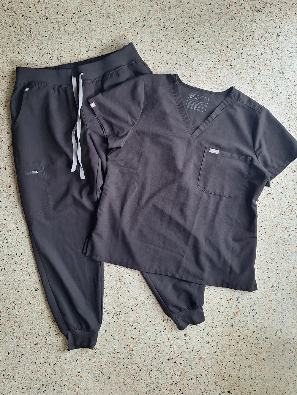 (Set) Figs Catrina One-Pocket Scrub Top & Figs Zamora Jogger Scrub Pants - Picture 2 of 7